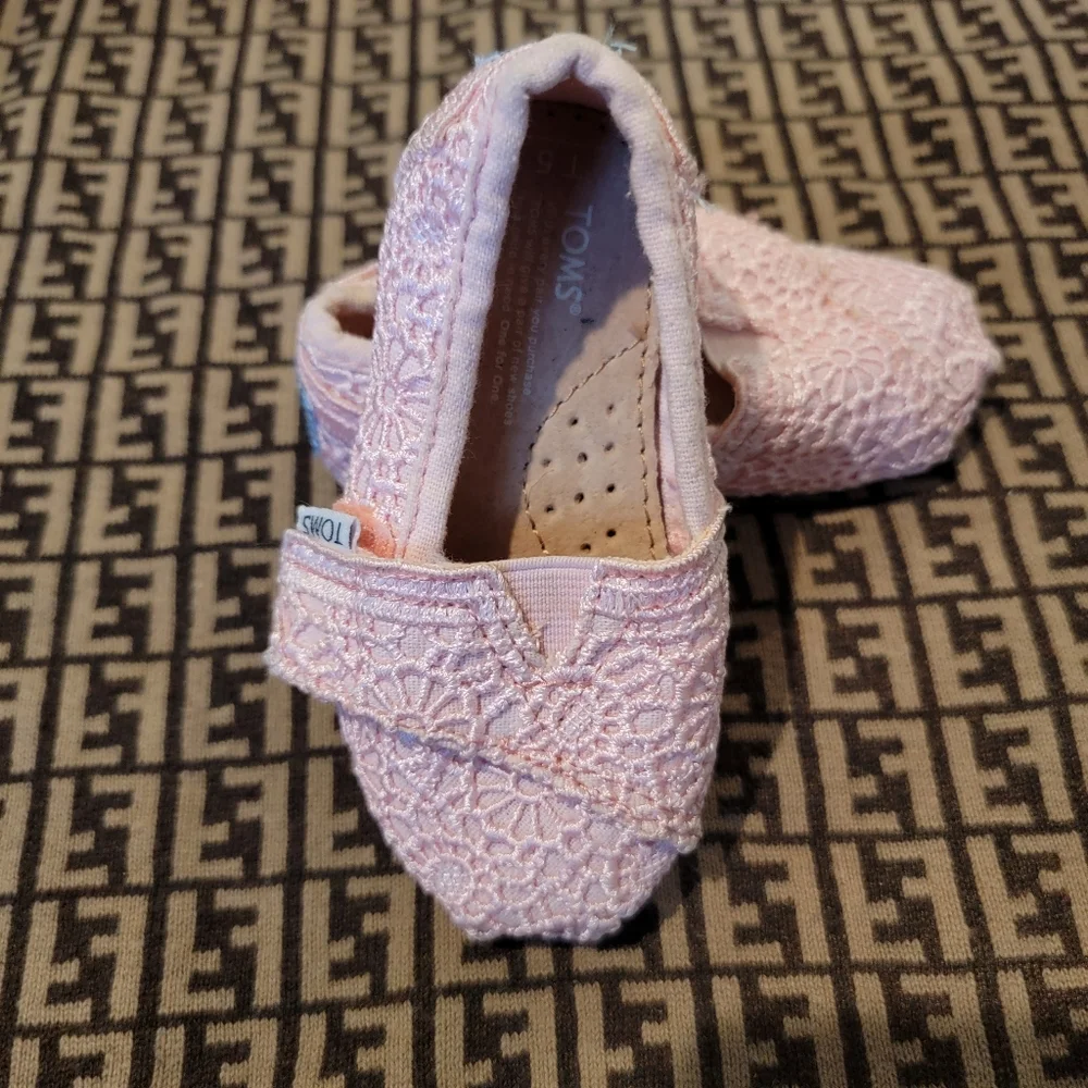 Toms Baby Shoes Size 5 flats pink lace leather insole excellent baby girl shoes